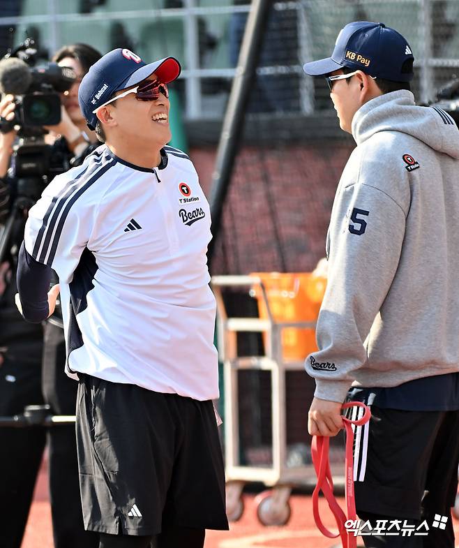 두산 베어스가 트레이드로 데려온 베테랑 외야수 손아섭을 곧바로 1군 등록 뒤 지명타자 선발로 기용한다.&nbsp;두산은 14일 한화 이글스와 외야수 손아섭을 받고 현금 1억 5000만원과 투수 이교훈을 내주는 트레이드를 단행했다.&nbsp;두산이 손아섭 트레이드를 먼저 타진했고, 시즌 초반 극심한 불펜진 불안을 겪은 한화가 반대급부로 투수를 요구했다. 두산은 1군이 아닌 퓨처스리그에서 계속 뛰고 있었던 좌완 이교훈을 한화에 넘겨주기로 결단했다. 또 현금 1억 5000만원을 더 지급하면서 손아섭 빅딜이 완성됐다.&nbsp;손아섭은 트레이드 당일 열리는 인천 SSG전에 손아섭을 2번 지명타자 선발로 넣었다. 인천, 김한준 기자