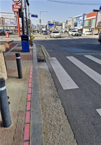 바닥형 보행 신호등 [천안시 제공. 재판매 및 DB 금지]