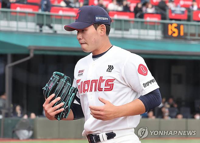 호투하고 마운드 내려오는 김진욱 (부산=연합뉴스) 강선배 기자 = 19일 부산 사직야구장에서 열린 프로야구 두산 베어스와 롯데 자이언츠의 시범경기. 6회 초 1사 후에 롯데 투수 김진욱이 마운드를 내려오고 있다. 2026.3.19 sbkang@yna.co.kr