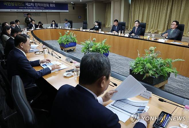 국민성장펀드 2차 전략위원회 (서울=연합뉴스) 신준희 기자 = 14일 중구 예금보험공사에서 열린 국민성장펀드 2차 전략위원회에서 공동위원장인 이억원 금융위원장이 발언을 하고 있다. 2026.4.14 hama@yna.co.kr