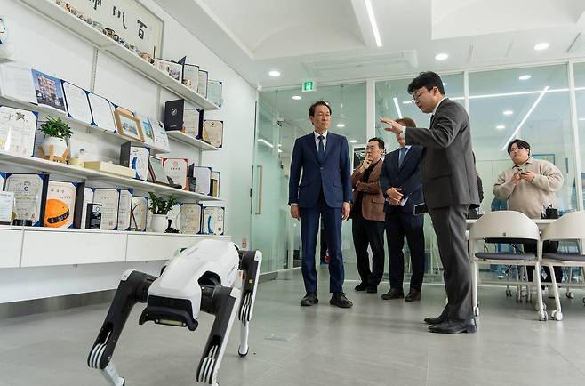 청년 창업 현장 '더픽트' 방문한 우상호 예비 후보 [우상호 예비 후보 측 제공.재판매 및 DB 금지]