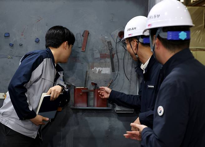 화재 고위험 공장 점검 나선 고용노동부 관계자들 [촬영 박영민]