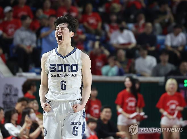 포효하는 소노 이정현 (서울=연합뉴스) 이지은 기자 = 14일 서울 송파구 잠실학생체육관에서 열린 프로농구 6강 플레이오프 SK와 소노의 경기. 소노 이정현(6번)이 득점을 한 뒤 포효하고 있다. 2026.4.14 jieunlee@yna.co.kr