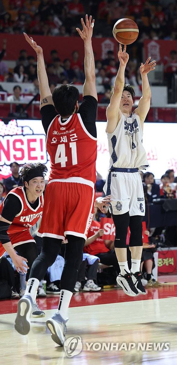 슛하는 소노 이정현 (서울=연합뉴스) 이지은 기자 = 14일 서울 송파구 잠실학생체육관에서 열린 프로농구 6강 플레이오프 SK와 소노의 경기. 소노 이정현(6번)이 슛하고 있다. 2026.4.14 jieunlee@yna.co.kr
