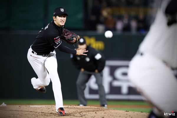자신의 주무기인 체인지업을 뿌리고 있는 고영표. 2026.4.7 /kt wiz 제공