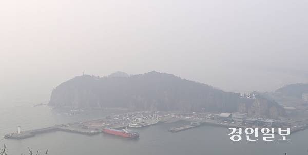 인천시 옹진군 백령도 끝섬전망대에서 바라본 용기포항이 미세먼지로 인해 뿌옇게 보이고 있는 모습. /경인일보DB