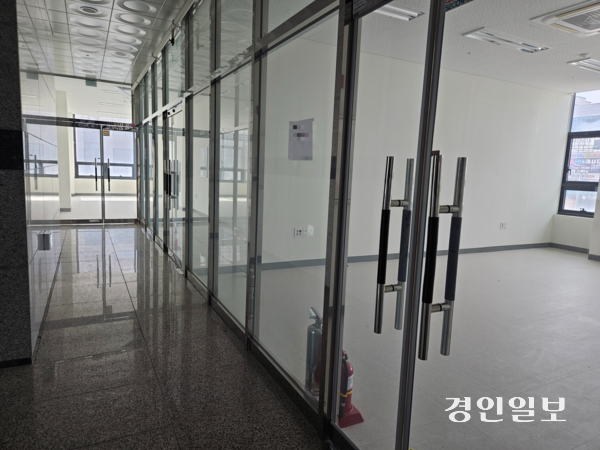 평택 고덕신도시 내 한 상가 건물에 입점 업체가 들어오지 않아 공실로 남아있다.2026.4.14 /김지원기자 zone@kyeongin.com
