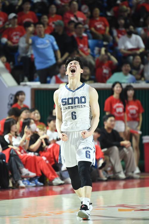 14일 서울 송파구 잠실학생체육관에서 열린 프로농구 6강 플레이오프 SK와 소노의 경기. 소노 이정현이 득점을 한 뒤 포효하고 있다. 2026.4.14 /KBL 제공