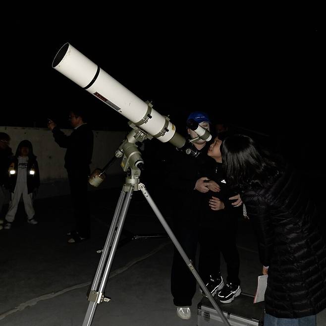 ▲&nbsp;보개초등학교 천체 관측 동아리 '별밤지기' 활동 모습. /사진제공=보개초등학교