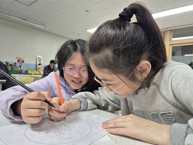 ▲ 보개초등학교 천체 관측 동아리 '별밤지기' 활동 모습. /사진제공=보개초등학교