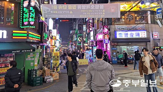 지난 주말 인천 부평 테마의 거리 일대에 불법 호객행위 집중 단속을 알리는 현수막 아래로 호객꾼들 십수 명이 대기하고 있다. 사진=심형식 기자