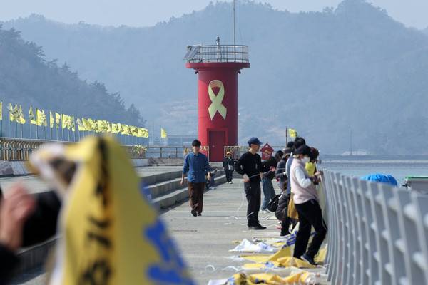 세월호 참사 12주기를 19일 앞둔 28일 전남 진도 임회면 팽목항에서 시민단체와 유가족들이 난간에 현수막을 게시하고 있다. 2026.3.28 [사진=연합뉴스]