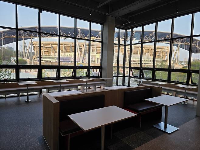 프로축구 K리그2 수원 삼성이 메인 파트너사인 김성민커피와 손잡고 복합 문화 공간 '그라운드 블루'를 새롭게 선보인다.