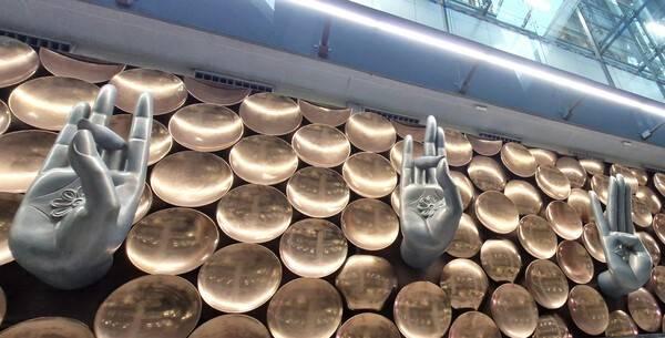 인디라 간디 국제공항 입국장에 새겨진 무드라 조각상.