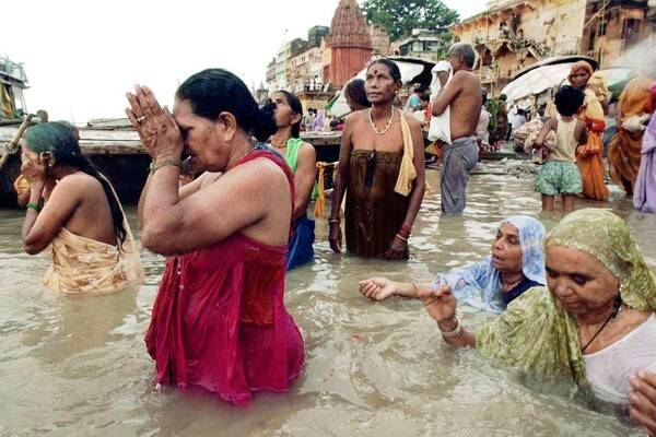 힌두교도들이 갠지스 강물에 몸을 씻으며 육신을 정화하고 있다.