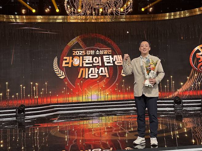 조병근 타향골 대표가 강한 소상공인 성장지원 사업에 선정된 이후 기념촬영을 하고 있다. (사진=타향골 제공)