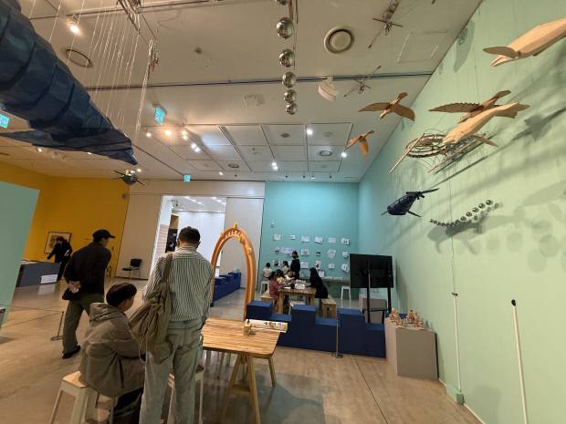 광주시립미술관이 진행 중인 ‘보다, 그리다. 나만의 그림’ 프로그램 전시실 모습. <시립미술관 제공>