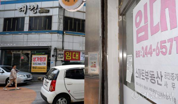 ◇미-이란 전쟁 여파로 경기침체가 가속화 되면서 소상공인의 폐업이 늘고 있는 가운데 14일 춘천시 요선동의 상가 건물에 임대를 알리는 현수막이 붙어 있다. 박승선기자