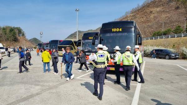 ◇강원경찰청 고속도로순찰대는 14일 서울양양고속도로 양양방향 홍천휴게소에서 한국도로공사, 한국교통안전공단과 합동으로 전세·관광버스 등 대형버스를 대상으로 교통안전 캠페인을 실시했다.