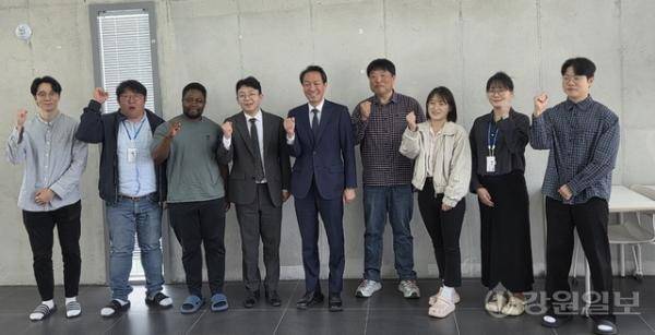 ◇더불어민주당 우상호 강원지사 예비후보가 14일 춘천 더픽트를 찾아 청년들과 간담회를 가졌다. 이현정기자