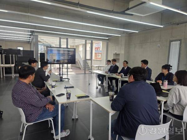 ◇더불어민주당 우상호 강원지사 예비후보가 14일 춘천 더픽트를 찾아 청년들과 간담회를 갖고 있다. 이현정기자