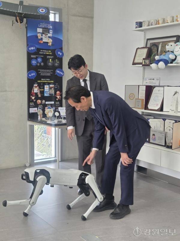 ◇더불어민주당 우상호 강원지사 예비후보가 14일 춘천 기업 더픽트를 둘러보고 있다. 이현정기자