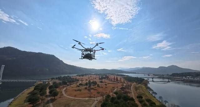 상주시 낙동강 경천섬으로 드론택배가 날아가고 있다. 상주시 제공