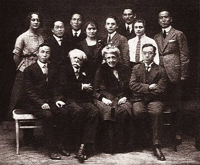 파리강화회의에 참석한 김규식과 한국대표단. 앞줄 왼쪽 첫 번째가 여운홍, 오른쪽 끝이 김규식, 중앙은 대표단 고문 블레베씨 부부. 뒷줄 서 있는 사람 중 왼쪽에서 두 번째가 이관용, 세 번째가 조소앙, 맨 끝이 황기환. /퍼블릭 제공