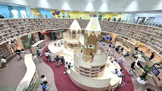 달성어린이숲도서관 2층 중앙홀 전경.