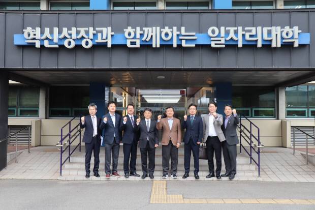 한국폴리텍대학 포항캠퍼스를 방문한 신동재 학교법인 운영이사(왼쪽 다섯번 째)와 관계자들이 지난 14일 캠퍼스 본관 앞에서 기념촬영을 하고 있다. 한국폴리텍대학 포항캠퍼스 제공