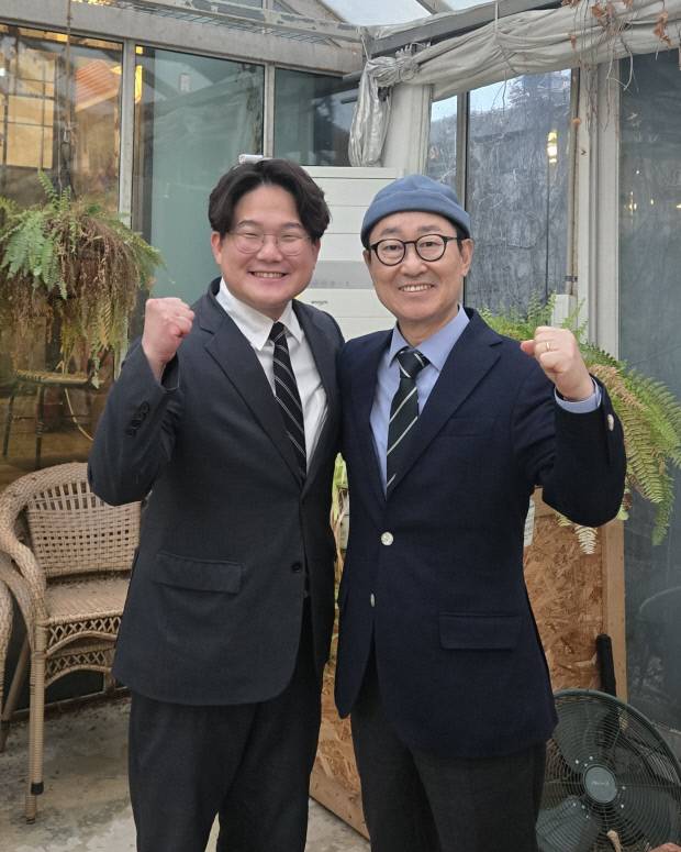 박범계 국회의원이 오영준 6·3 지방선거 더불어민주당 대구 중구청장 예비후보 후원회장직을 수락한 뒤 오 예비후보와 필승을 다짐하고 있다. 오 예비후보 제공