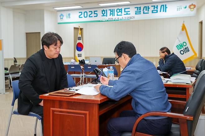 ▲ 전직 공무원 출신인 서상백·황병근 위원이 2025회계연도 결산검사에서 서면자료를 검토하고 있다. 사진 울릉군의회 제공