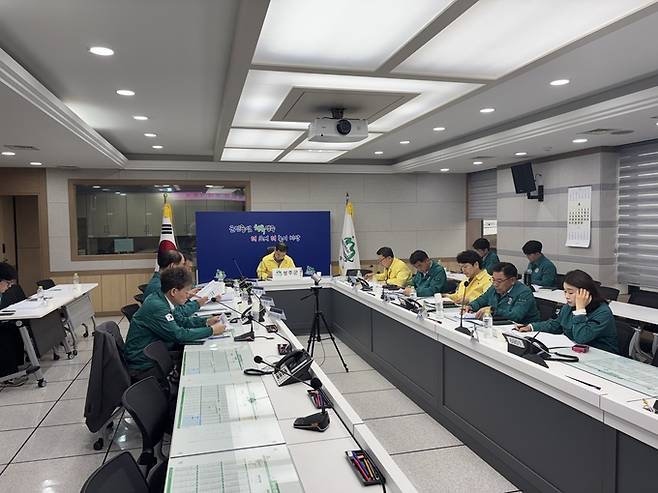 ▲ 지난 14일 성주군청에서 열린 여름철 자연재난 태풍‧호우 사전대비 점검 및 대책회의에서 허윤홍 부군수와 관계 부서장들이 대응방안을 논의하고 있다. 성주군