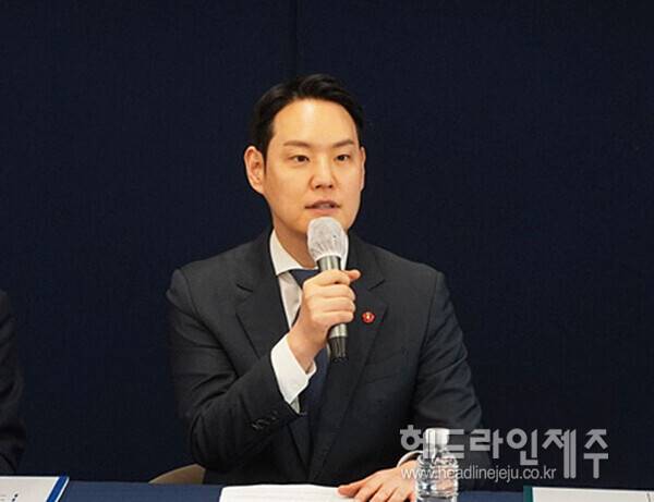 15일 열린 클린경선 서약식에서 발언하고 있는 김한규 의원. ⓒ헤드라인제주