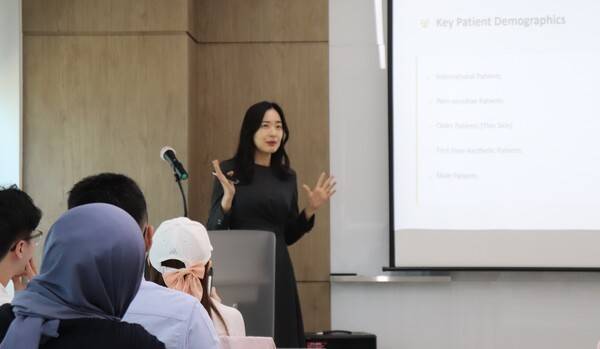 지난 13일 경기 성남시 판교에 위치한 비올메디컬 사옥에서 민앤민의원 민아림 원장이 말레이시아 현지 의료진을 대상으로 교육을 진행하고 있다. [출처=비올메디컬]