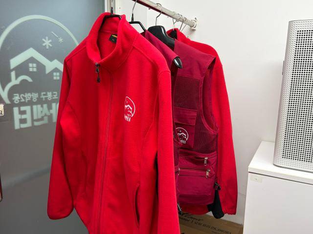 모아센터 내부에 마을매니저의 유니폼이 걸려있다. [사진=이은별 기자]