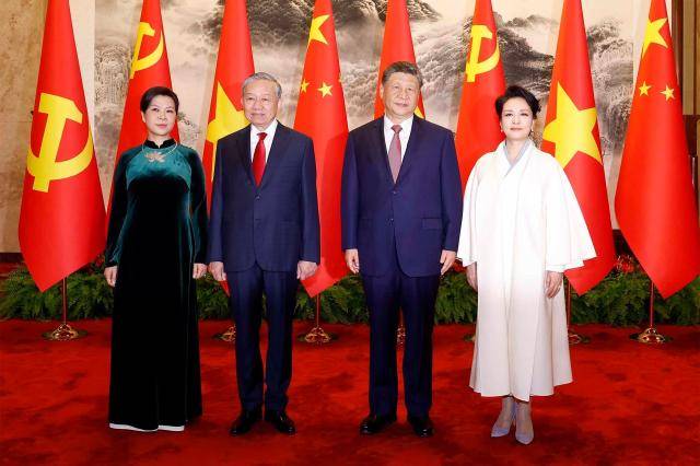 시진핑 중국 국가주석(오른쪽 두번째)와 또 럼 베트남 국가주석(왼쪽 두번째) 내외가 15일 베이징 인민대회당에서 기념사진을 촬영하고 있다. [사진=AFP연합뉴스]