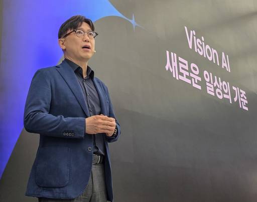 삼성전자 영상디스플레이사업부 용석우 사장이 '더 퍼스트룩 서울 2026' 행사에서 오프닝 스피치를 하고 있다. / 삼성전자