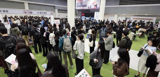 지난달 31일 서울 서초구 aT센터에서 열린 '2026년 중견기업 일자리 박람회' /뉴시스
