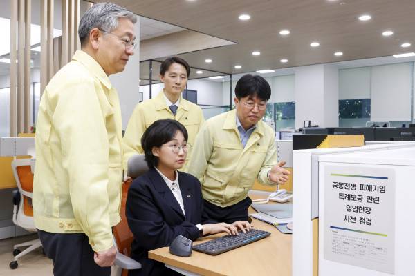 김종호 기술보증기금 이사장은 14일 중동전쟁 피해 기업에 대한 1조2000억원 규모의 특례보증 시행을 앞두고 부산 영업현장을 방문해 사전점검에 나섰다.(사진제공=기술보증기금)