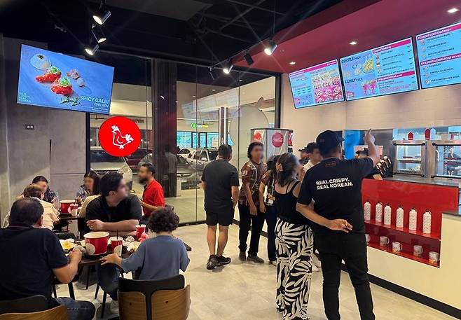 치킨업계 1위 자리를 굳힌 bhc는 글로벌 진출을 보수적으로 진행하고 있다. 사진은 비비큐가 최근 온두라스에 오픈한 'BBQ Town Center점'. / BBQ