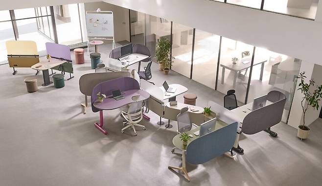 현대리바트의 디자인 특화 사무용 가구 '이모션' 모션데스크와 스파인 등을 조합해 조성한 사무실의 모습. [이미지=현대리바트]