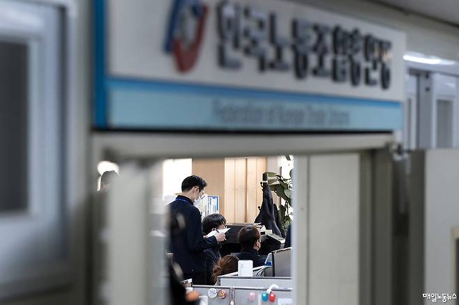 ▲고용노동부 직원들이 2023년 4월21일 오후 서울 여의도 한국노총을 찾아가 회계장부 비치와 내지 확인을 위한 행정조사를 하는 모습. <자료사진 정기훈 기자>