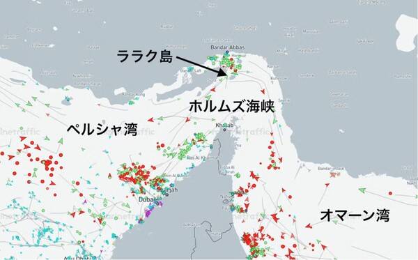 미국의 호르무즈 '역봉쇄'가 시작된 13일의 호르무즈 통행 상황. 붉은 점들이 대형 선박.&nbsp; 위의 화살표가 라라크 섬, 그 아래가 호르무즈 해협, 왼쪽은 페르시야만, 오른쪽은 오만만.&nbsp; &nbsp;일본경제신문 4월 14일.