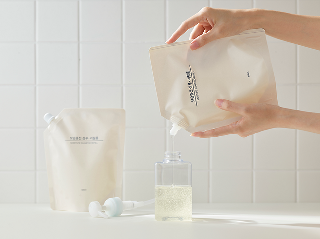 한솔제지의 연포장 종이 포장재 '프로테고'가 적용된 무인양품의 리필형 생활용품./사진=한솔제지