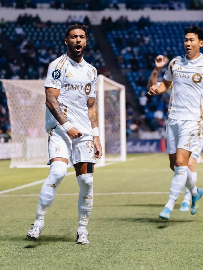 LAFC의 드니 부앙가가 동점골을 터뜨린 뒤 손흥민과 함께 기뻐하고 있다. 사진=LAFC