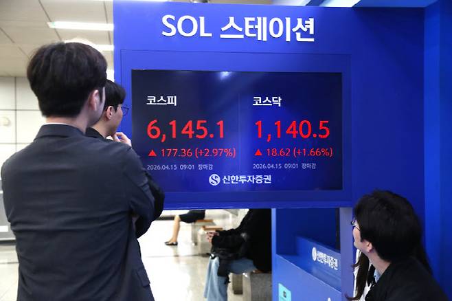 코스피가 장중 6000포인트를 회복한 가운데 15일 오전 여의도역사를 지나가는 시민들이 전광판 화면을 보고 있다. (사진=신한투자증권)