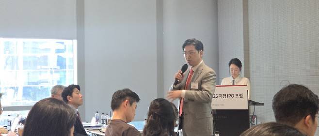 15일 서울 중구 법무법인 지평 본사에서 이행규 지평 대표변호사가 질의에 답변을 하고 있다. (사진=백주아 기자)