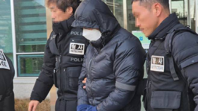 환경미화원들에게 수개월간 폭행, 강요 및 가혹행위를 한 강원 양양군청 공무원 A씨가 지난해 12월 5일 춘천지법 속초지원에서 열린 구속 전 피의자 심문(영장실질심사)을 마치고 나오고 있다. (사진=연합뉴스)