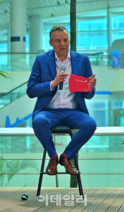 코넬 코스타 버진애틀랜틱 최고경영자